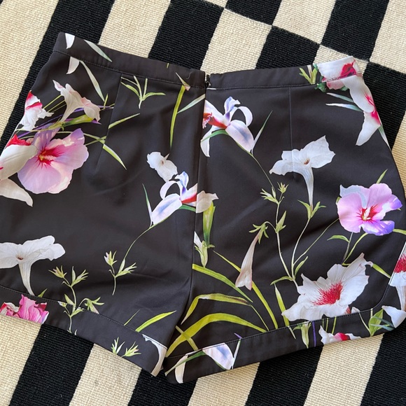 NWOT Ted Baker Machele Floral Short Size 0 - Picture 4 of 6